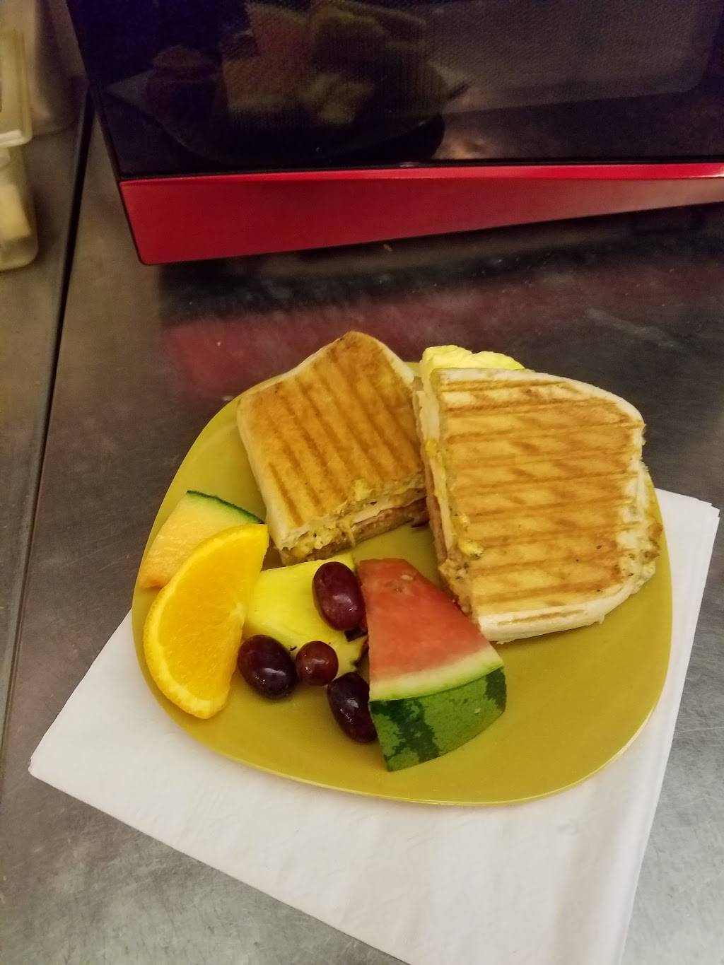 Buzz | restaurant | 601 Public Square, Benton, IL 62812, USA | 6184382899 OR +1 618-438-2899