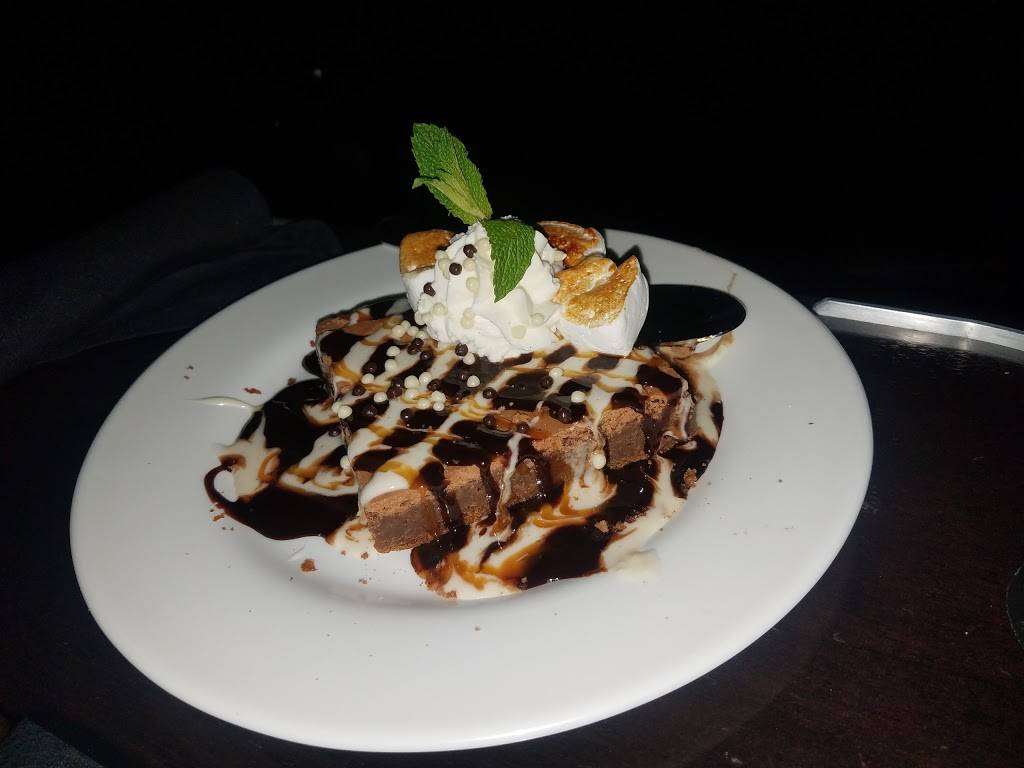 Studio Movie Grill | restaurant | 4401 W Claiborne Square, Hampton, VA 23666, USA | 7573258896 OR +1 757-325-8896