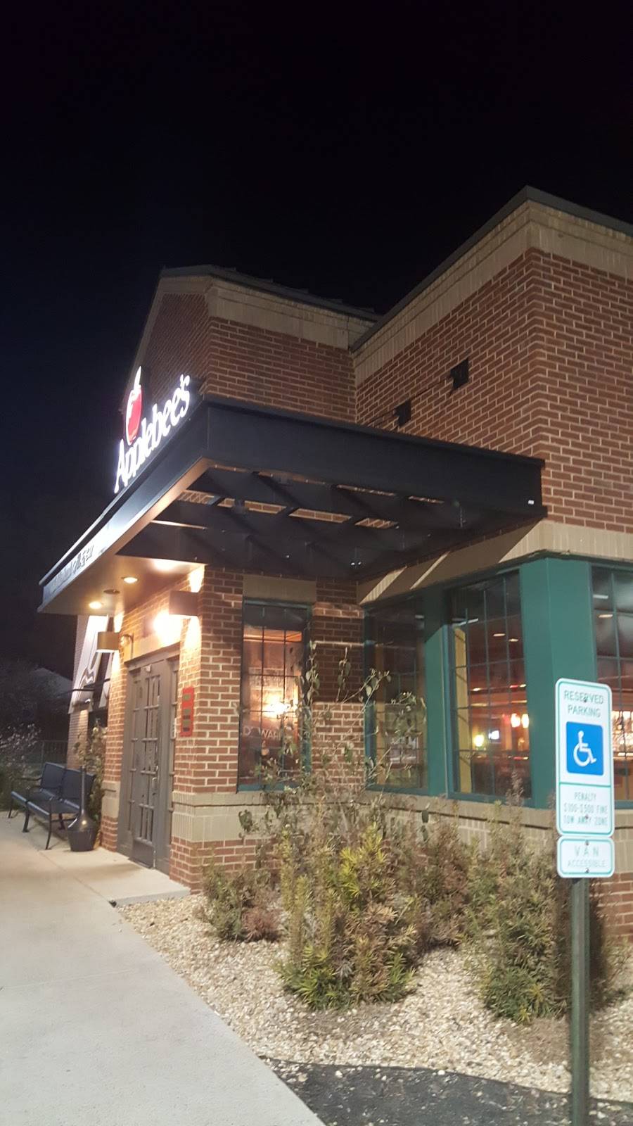 Applebees Grill + Bar | restaurant | 1808 S Main St, Farmville, VA 23901, USA | 4343155581 OR +1 434-315-5581