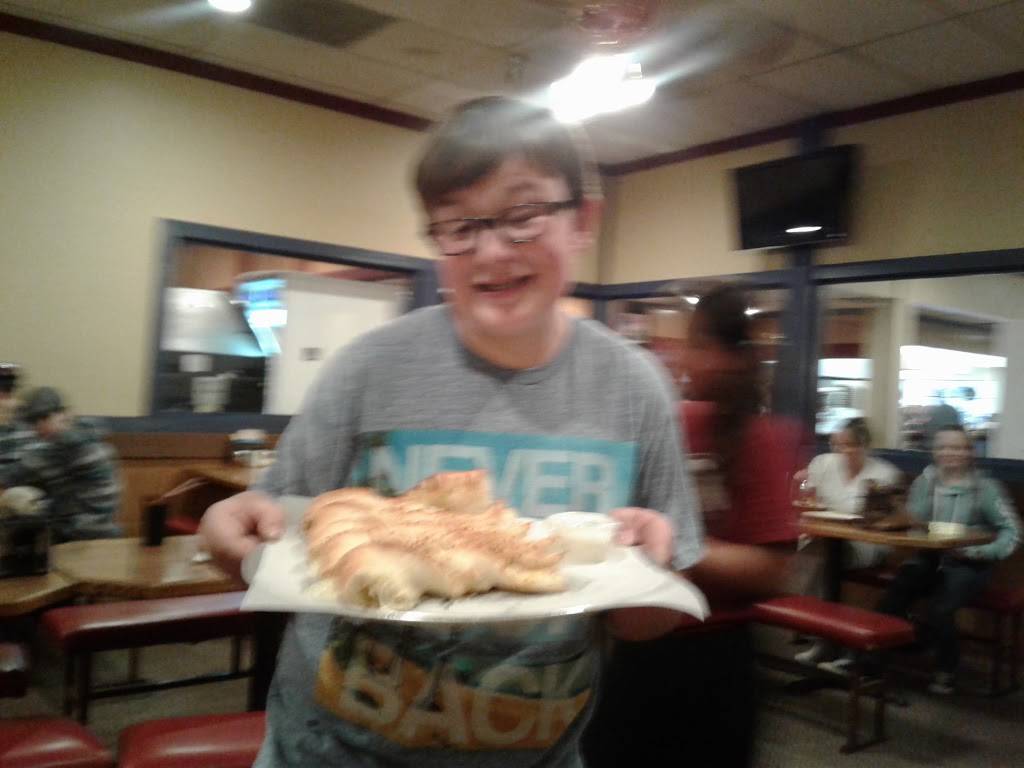 Round Table Pizza | meal delivery | 686 Sutton Way, Grass Valley, CA 95945, USA | 5302736155 OR +1 530-273-6155