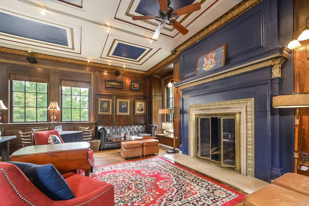 Paddock Place | restaurant | 1033 Lake Dr SE, Grand Rapids, MI 49506, USA | 6167420600 OR +1 616-742-0600