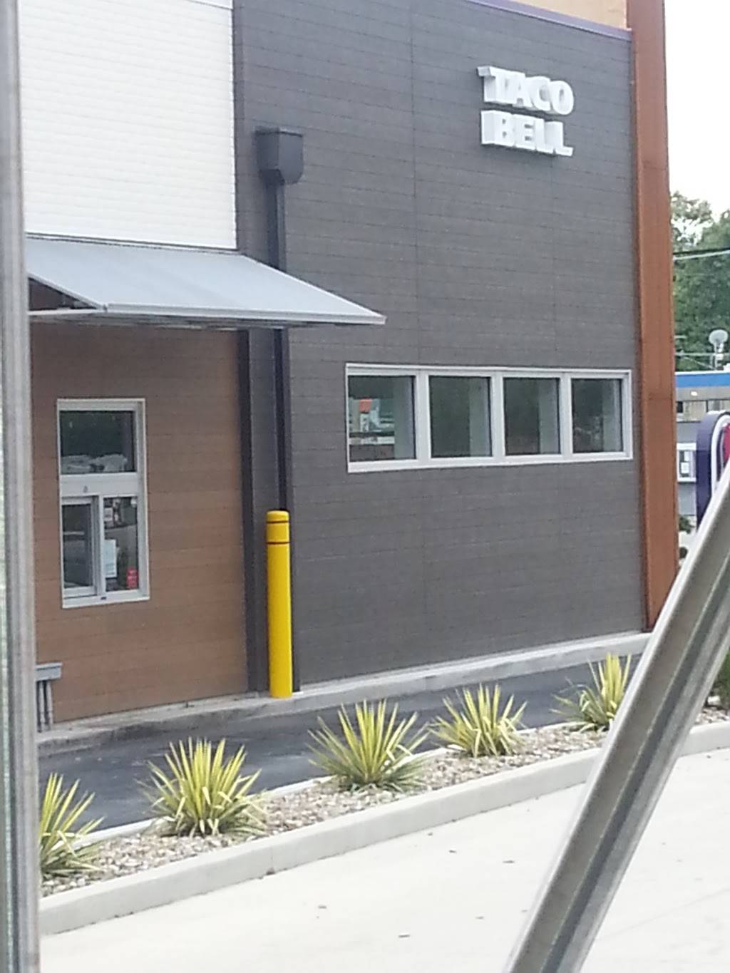 Taco Bell | meal takeaway | 115 E Water St, Oak Harbor, OH 43449, USA | 4196076280 OR +1 419-607-6280