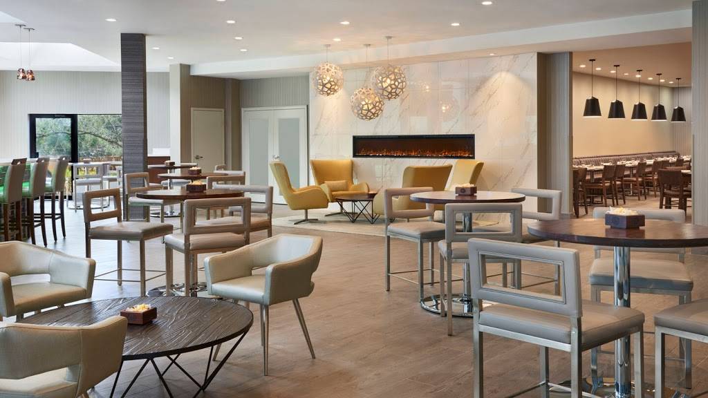 Moments Restaurant & Lounge | restaurant | 6257 Airport Rd, Mississauga, ON L4V 1E4, Canada | 9056781401 OR +1 905-678-1401