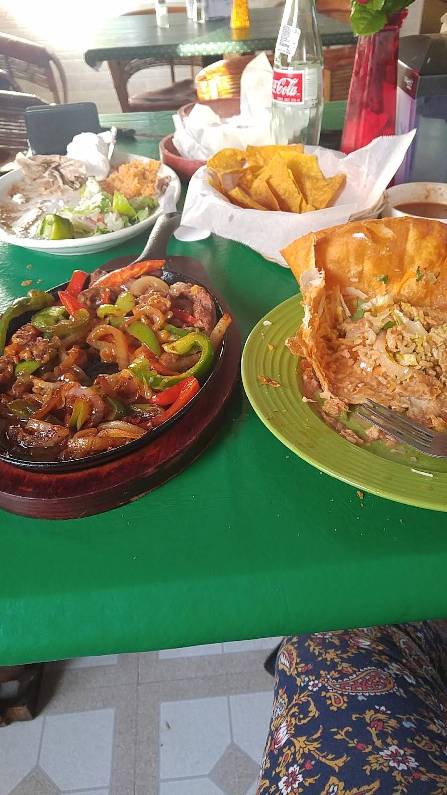 El Pariente Restaurant | restaurant | 140 W Greene St, Postville, IA 52162, USA | 5638633114 OR +1 563-863-3114