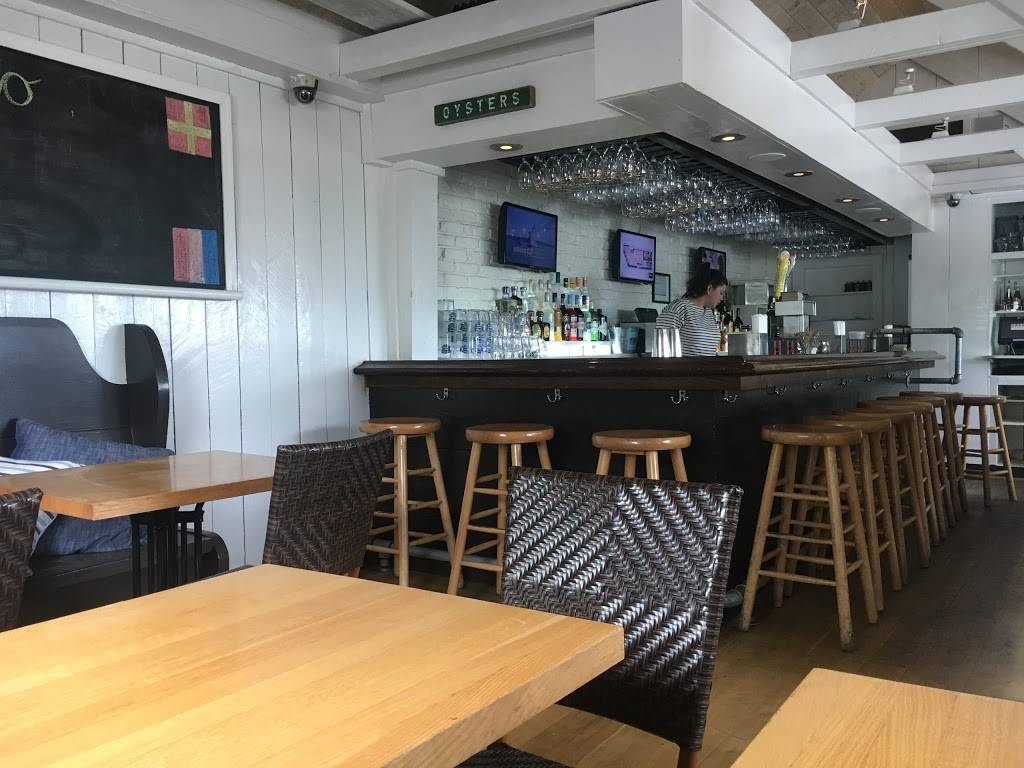 PORT Waterfont Bar & Grill | restaurant | 104 3rd St, Greenport, NY 11944, USA | 6313332501 OR +1 631-333-2501