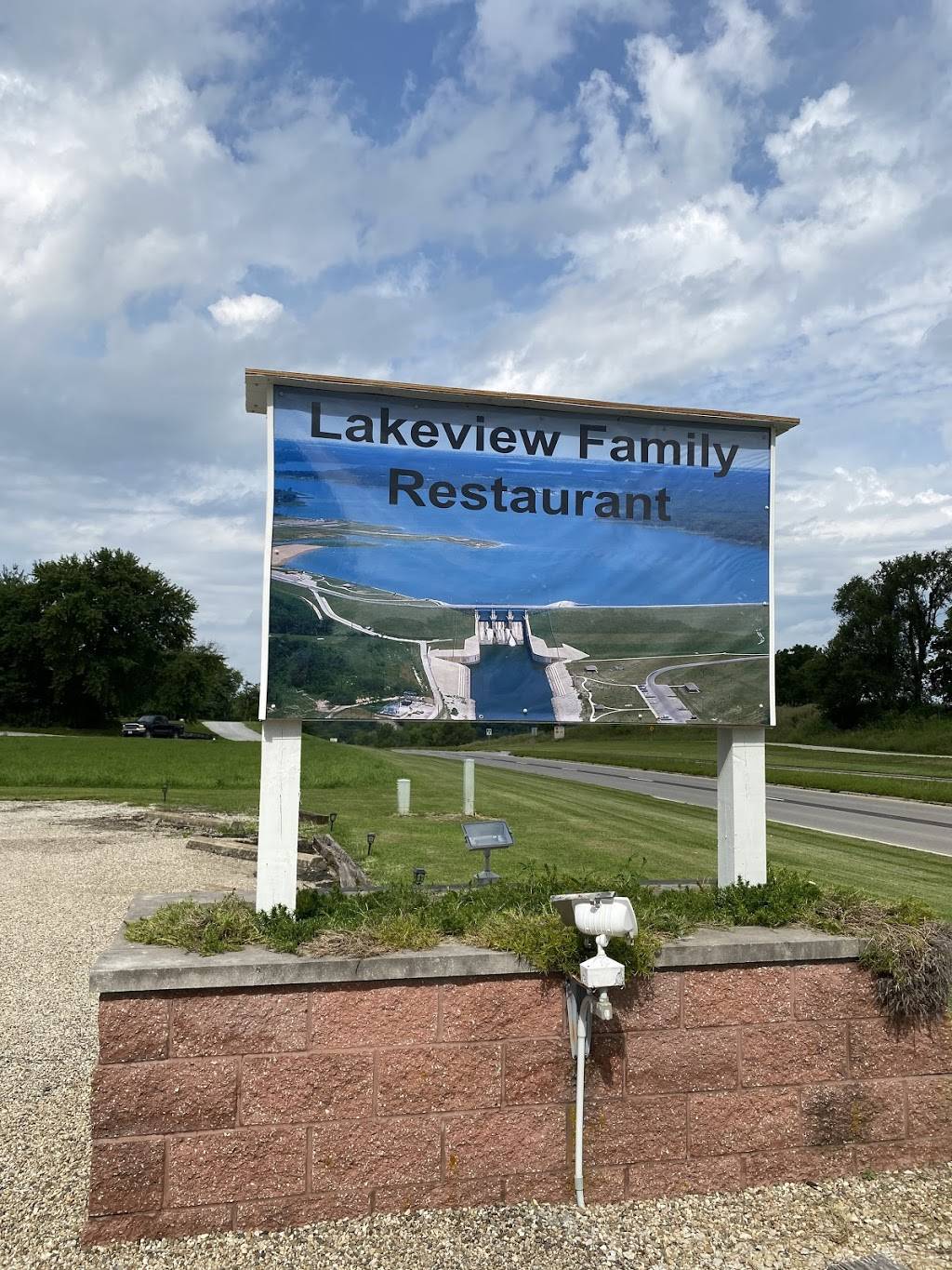 LAKEVIEW FAMILY RESTAURANT | restaurant | 1988 IL-16, Shelbyville, IL 62565, USA | 2172963138 OR +1 217-296-3138