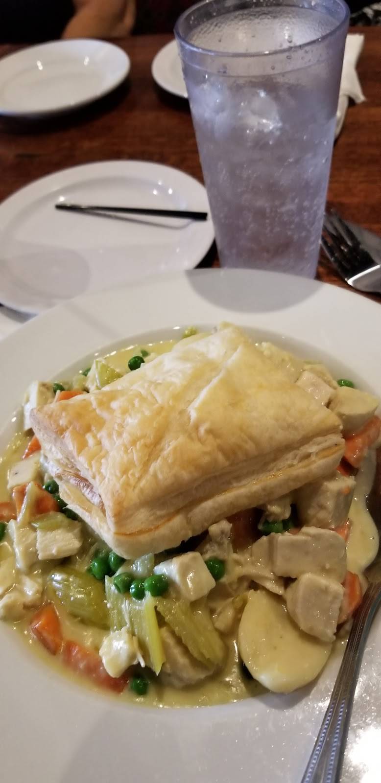 T J Carneys | restaurant | 231 W Venice Ave, Venice, FL 34285, USA | 9414809244 OR +1 941-480-9244