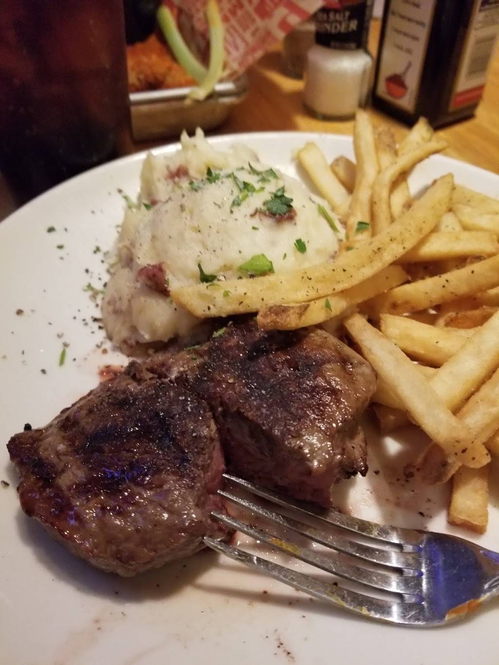 Applebees Grill + Bar | restaurant | 18115 Silver Pkwy, Fenton, MI 48430, USA | 8107149230 OR +1 810-714-9230