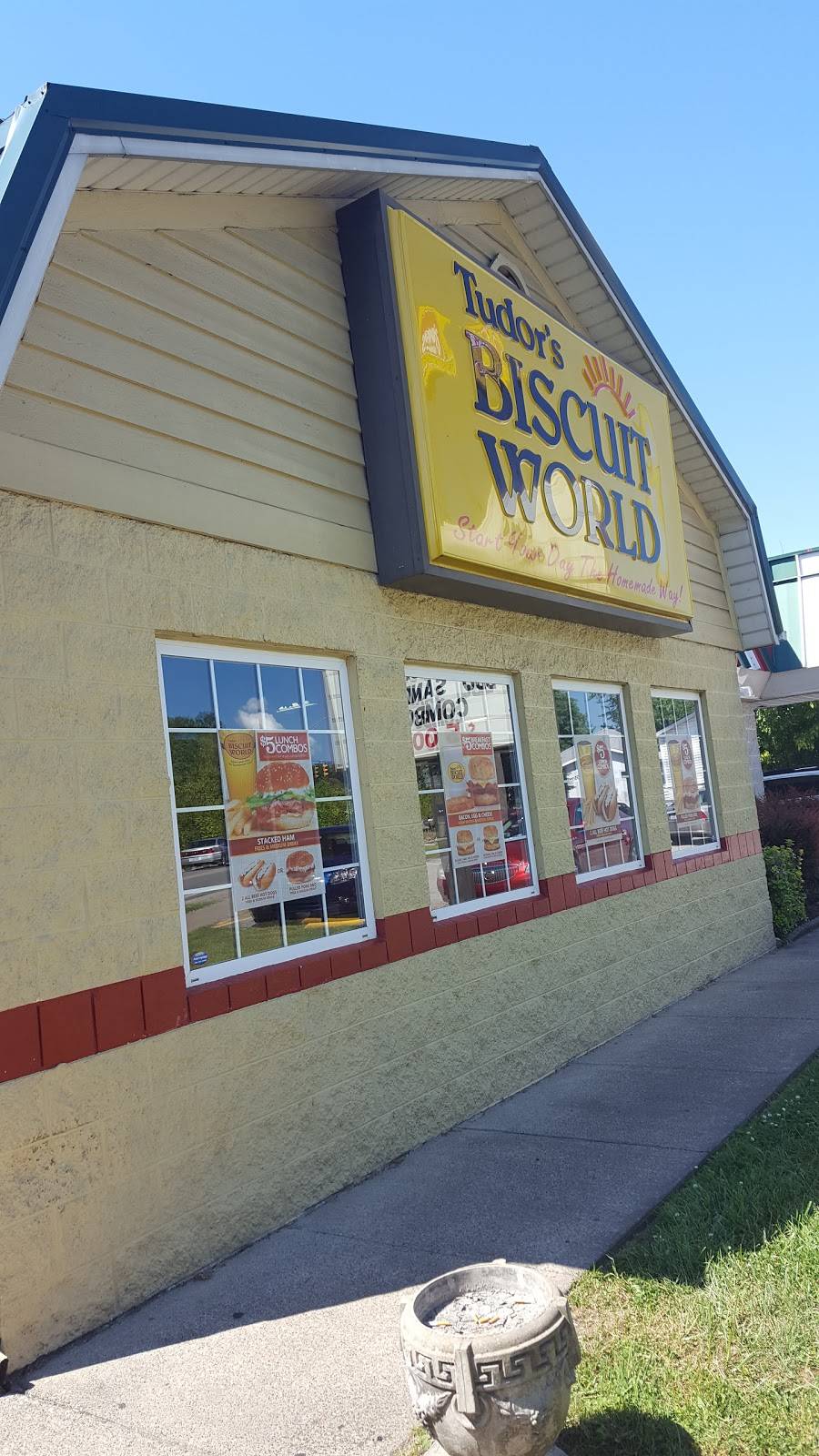 Tudors Biscuit World | restaurant | 1313 Fairlawn Ave, Dunbar, WV 25064, USA | 3047682046 OR +1 304-768-2046