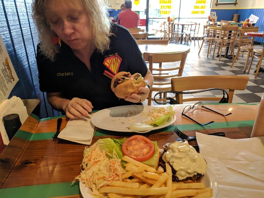 Courtneys restaurant and ice cream | restaurant | 8855 SE Bridge Rd, Hobe Sound, FL 33455, USA | 7725464093 OR +1 772-546-4093