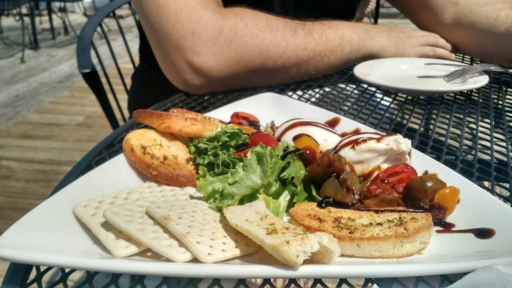 Crews Inn | restaurant | 31988 N River Rd, Harrison Charter Township, MI 48045, USA | 5864638144 OR +1 586-463-8144