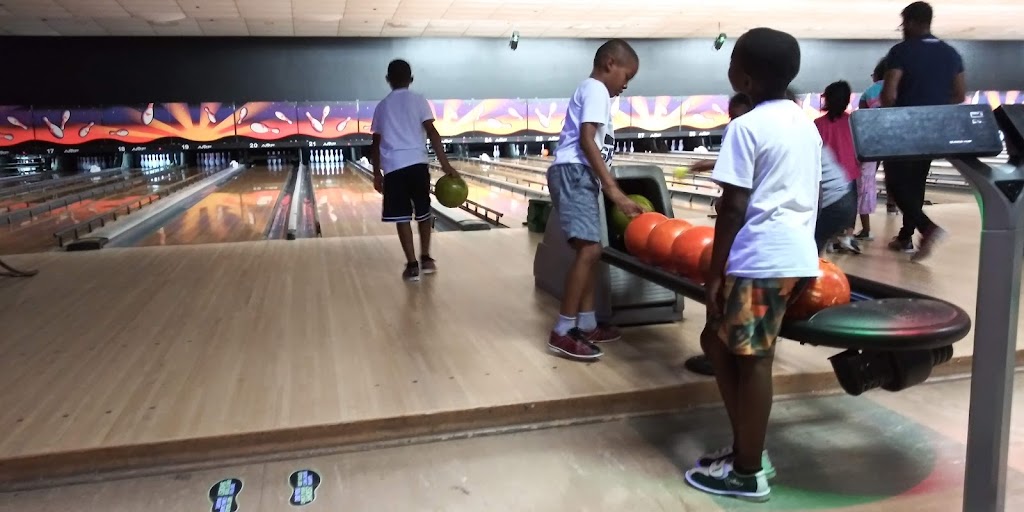 AMF DeSoto Lanes | restaurant | 121 Northgate Dr, DeSoto, TX 75115, USA | 9727808090 OR +1 972-780-8090