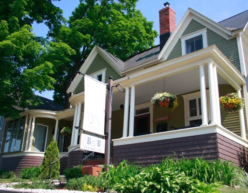 La Maison de ville - bed & bistro | restaurant | 353 Rue Saint-Patrice O, Magog, QC J1X 1W7, Canada | 8198682417 OR +1 819-868-2417