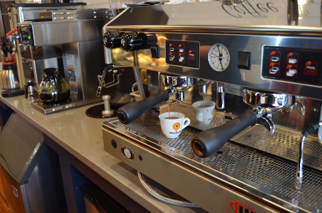 Broadway’s Pastry & Coffee Shop | bakery | 258 W Broadway, Boston, MA 02127, USA | 6172682253 OR +1 617-268-2253