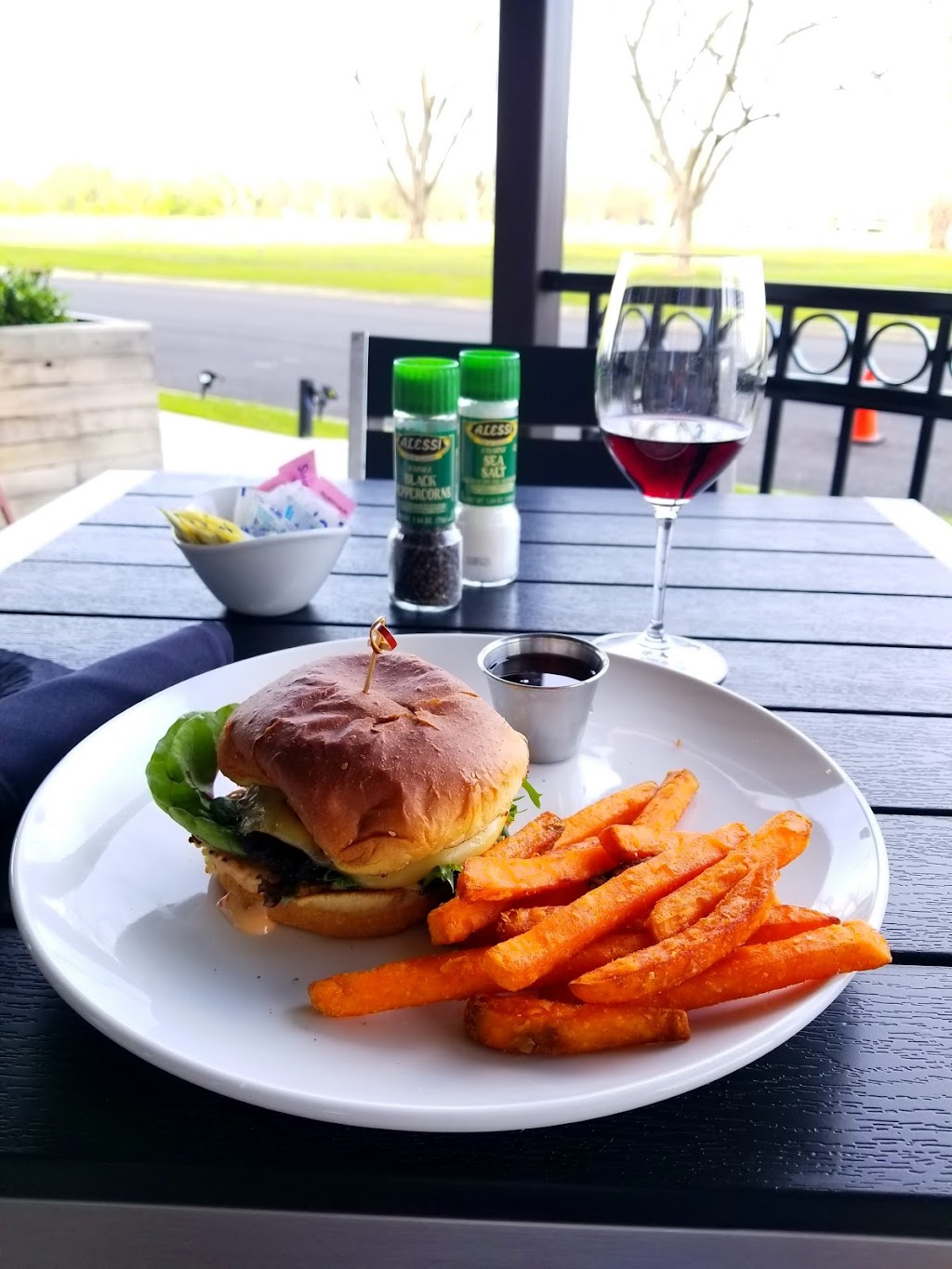 POUR Restaurant and Bar | restaurant | 201 Century Vlg Blvd, Monroe, LA 71203, USA | 3188077086 OR +1 318-807-7086