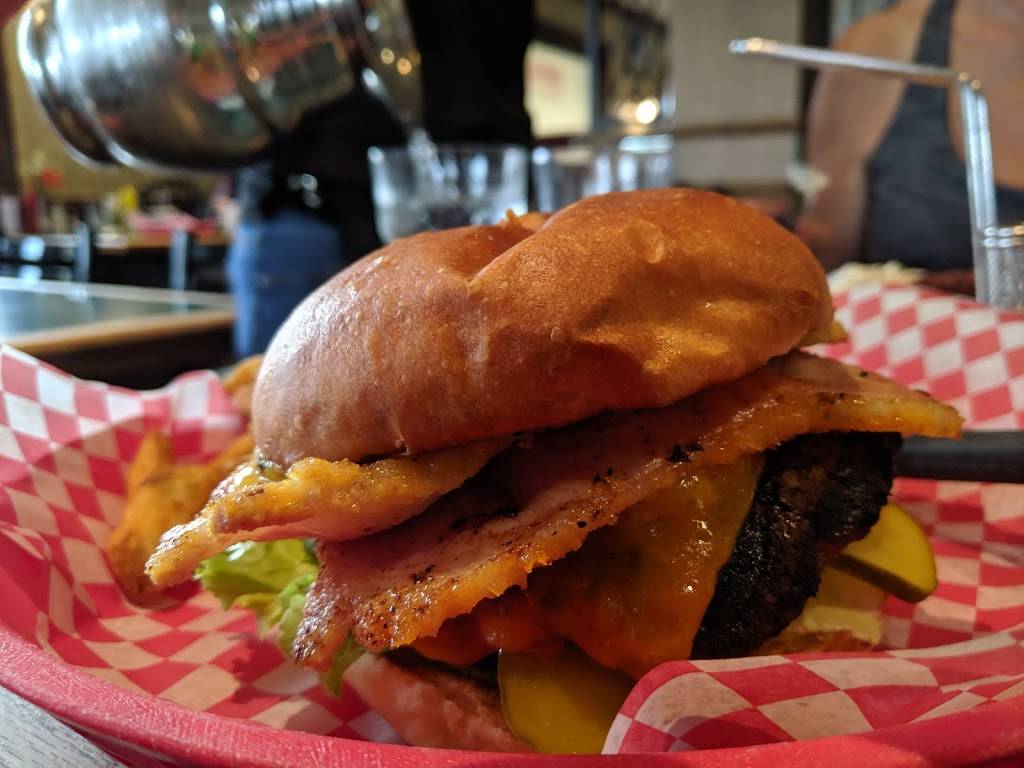 Breezy Corners Freelton | restaurant | 1480 ON-6, Hamilton, ON L8N 2Z7, Canada | 9056591556 OR +1 905-659-1556