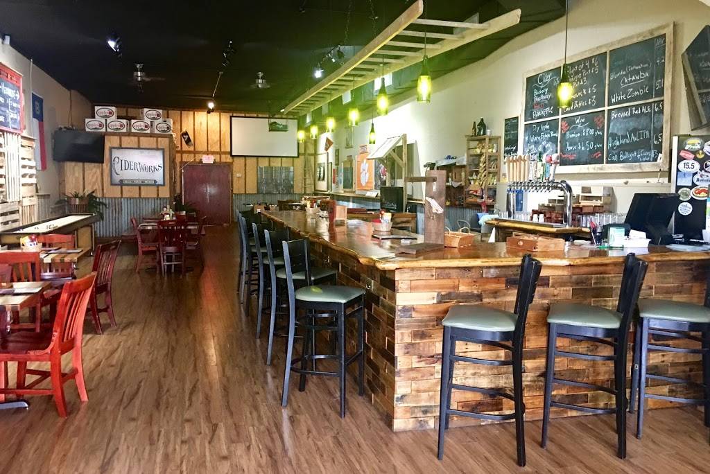 305 Lounge & Eatery | night club | 305 N Main St, Hendersonville, NC 28792, USA | 8285959656 OR +1 828-595-9656