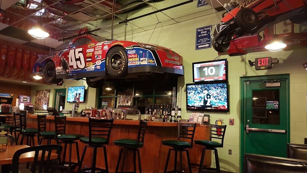 Quaker Steak & Lube | restaurant | 590 Chamber Dr, Milford, OH 45150, USA | 5138315823 OR +1 513-831-5823