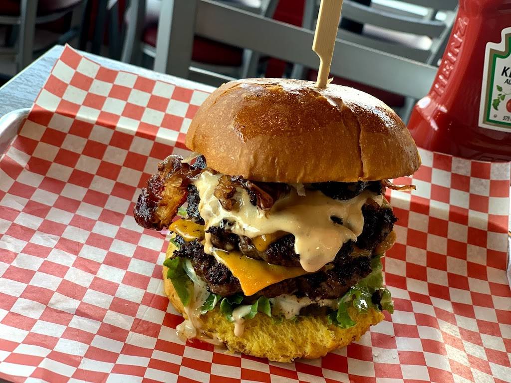 Gladiator Burger & Steak | restaurant | 6039 Erin Mills Pkwy, Mississauga, ON L5N 0G5, Canada | 9058588777 OR +1 905-858-8777