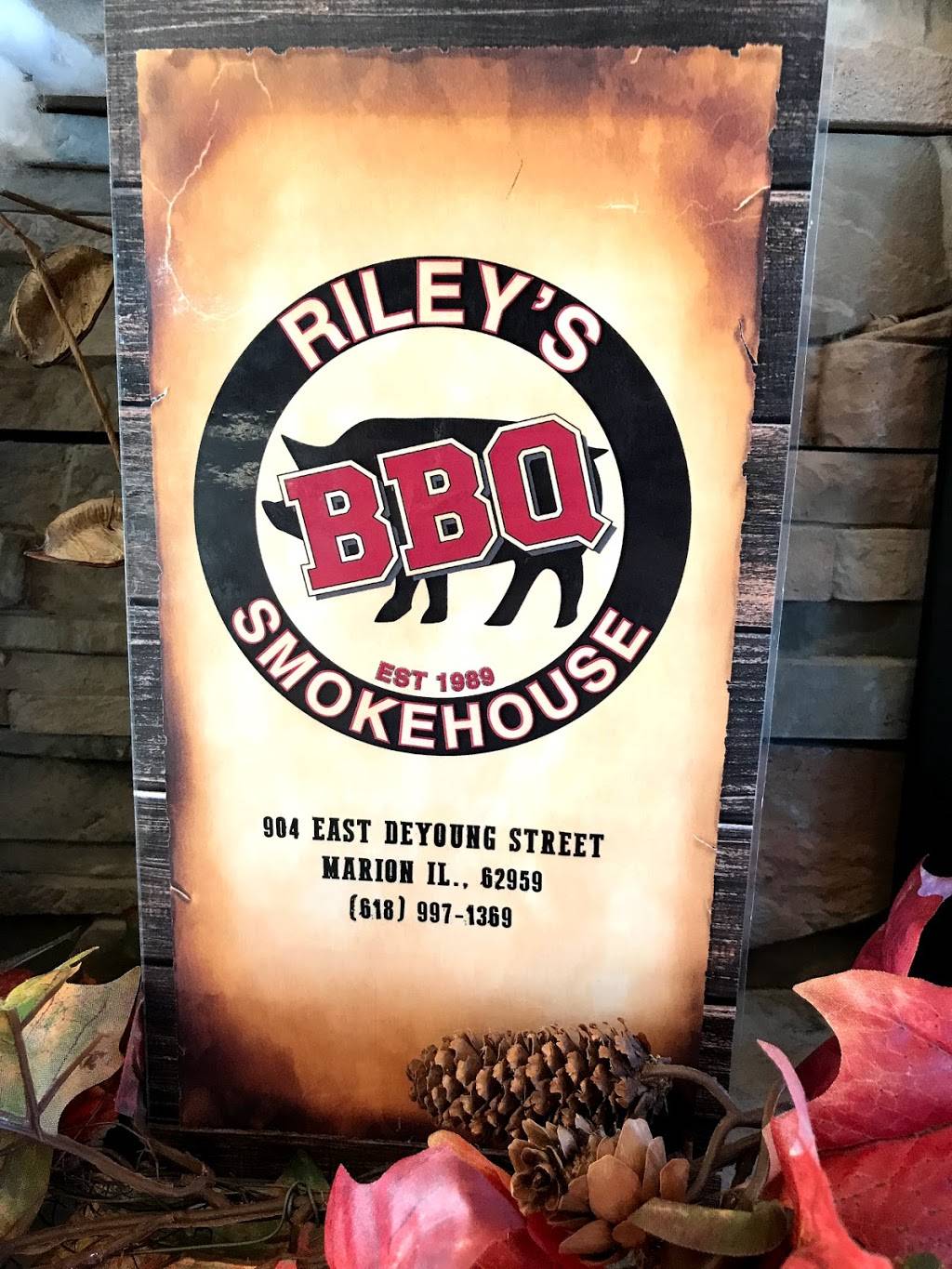 Rileys Smokehouse | restaurant | 906 E Deyoung St, Marion, IL 62959, USA | 6189971369 OR +1 618-997-1369