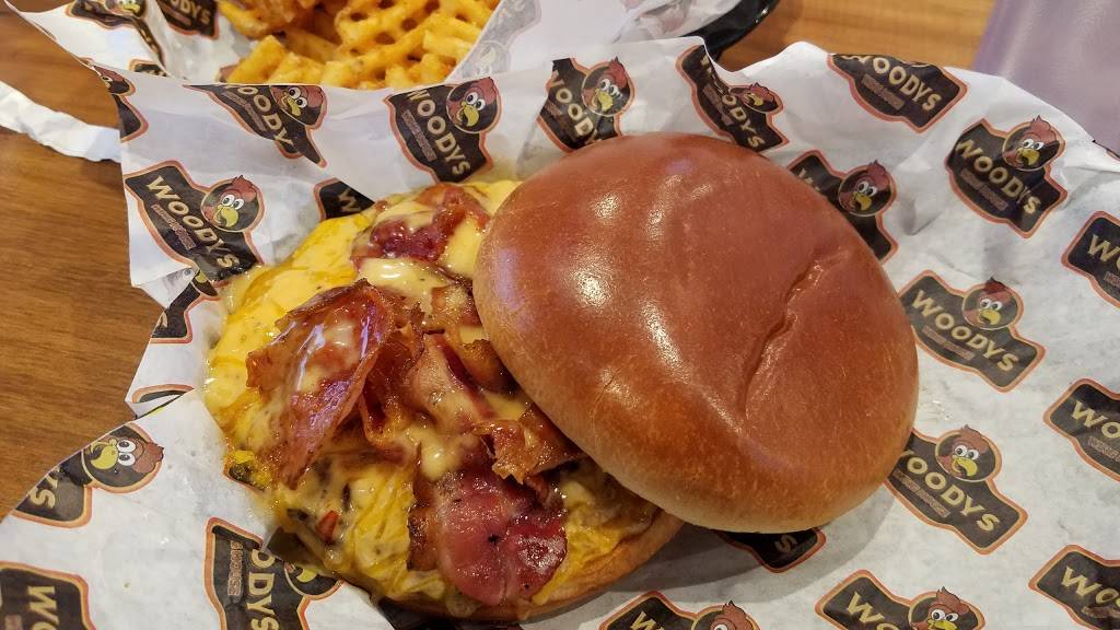 Woodys Wing House | restaurant | 161 E Campus View Blvd, Columbus, OH 43235, USA | 6144339464 OR +1 614-433-9464