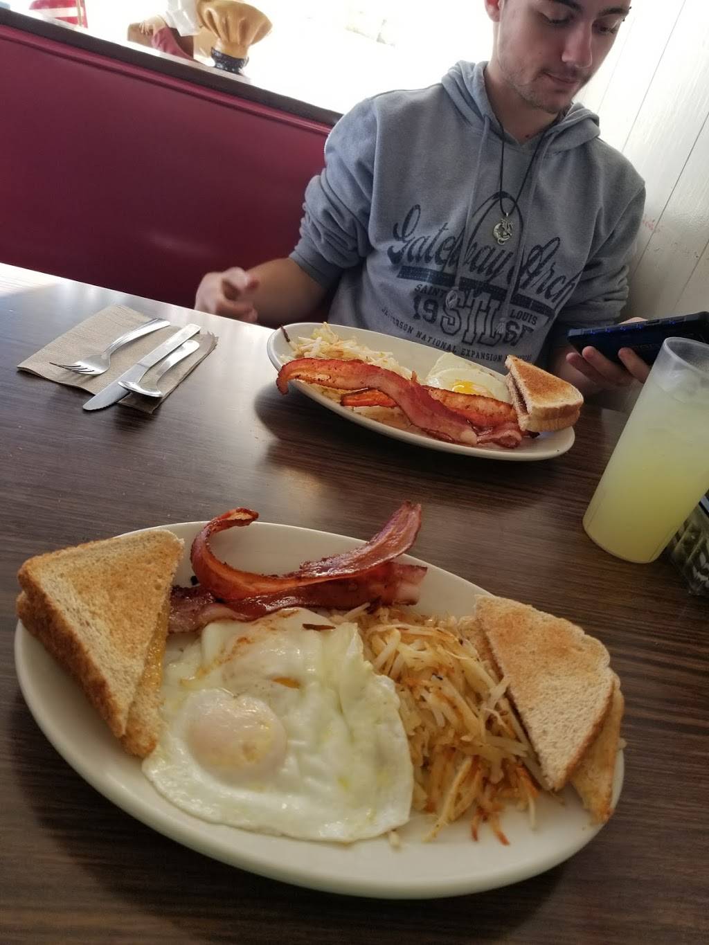 Rocks Anchor Grill | restaurant | 1526 N Harrison St, Davenport, IA 52803, USA | 5633236289 OR +1 563-323-6289