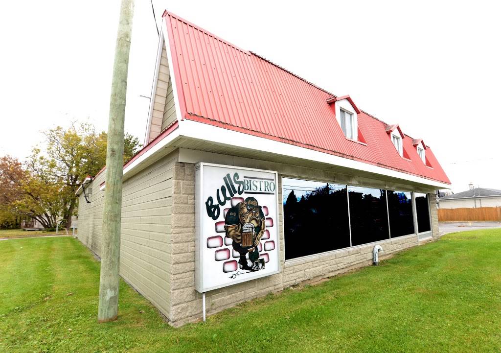 Bulls Bistro | meal takeaway | 2159 Avenue Notre Dame, Québec, QC G2E 3E8, Canada | 4188724731 OR +1 418-872-4731