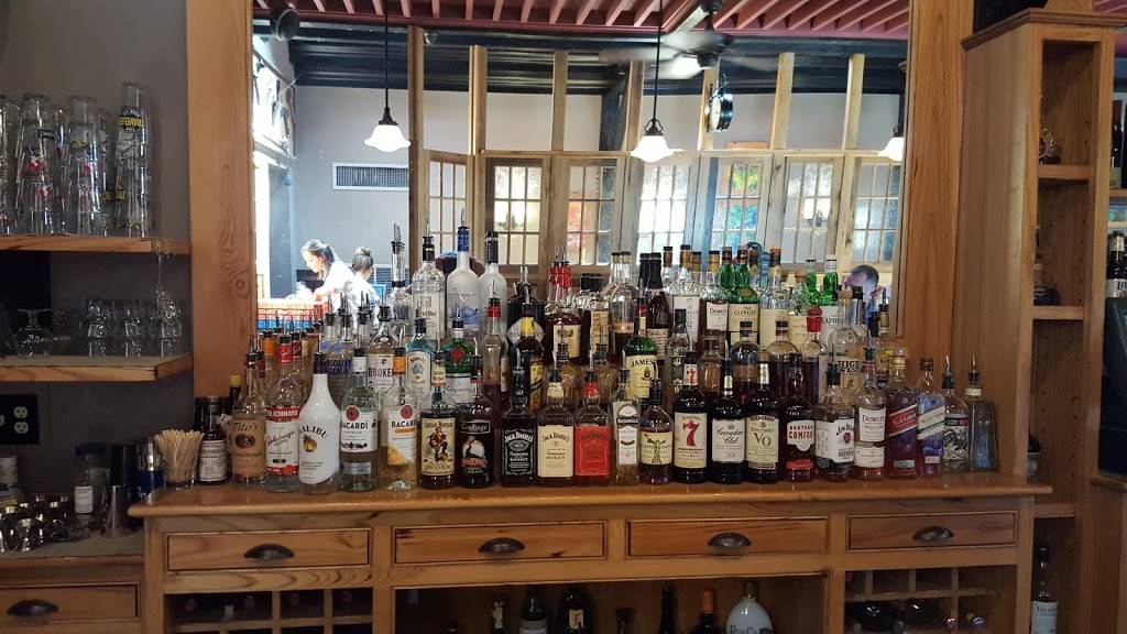 Lisa’s Crown & Hammer Restaurant & Pub | restaurant | 3 Depot Street, Collinsville, CT 06019, USA | 8606939199 OR +1 860-693-9199