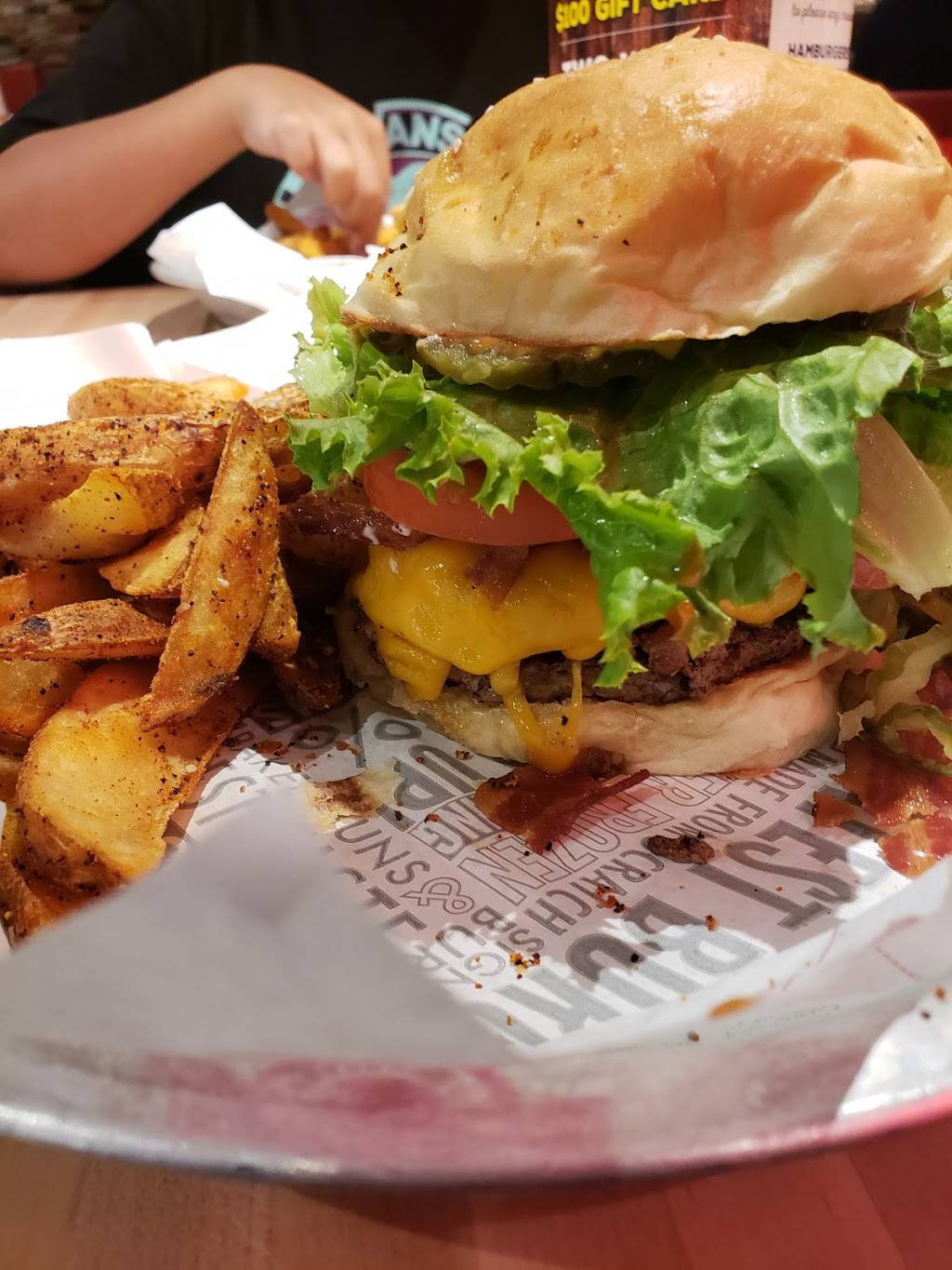 Fuddruckers | restaurant | 8941 N Black Canyon Hwy, Phoenix, AZ 85021, USA | 6028701111 OR +1 602-870-1111