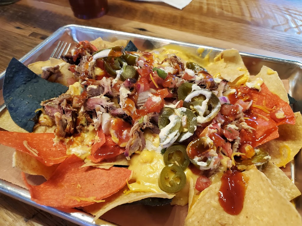 CHIC N PIG | restaurant | 3200 Godfrey Rd, Godfrey, IL 62035, USA | 6184338555 OR +1 618-433-8555