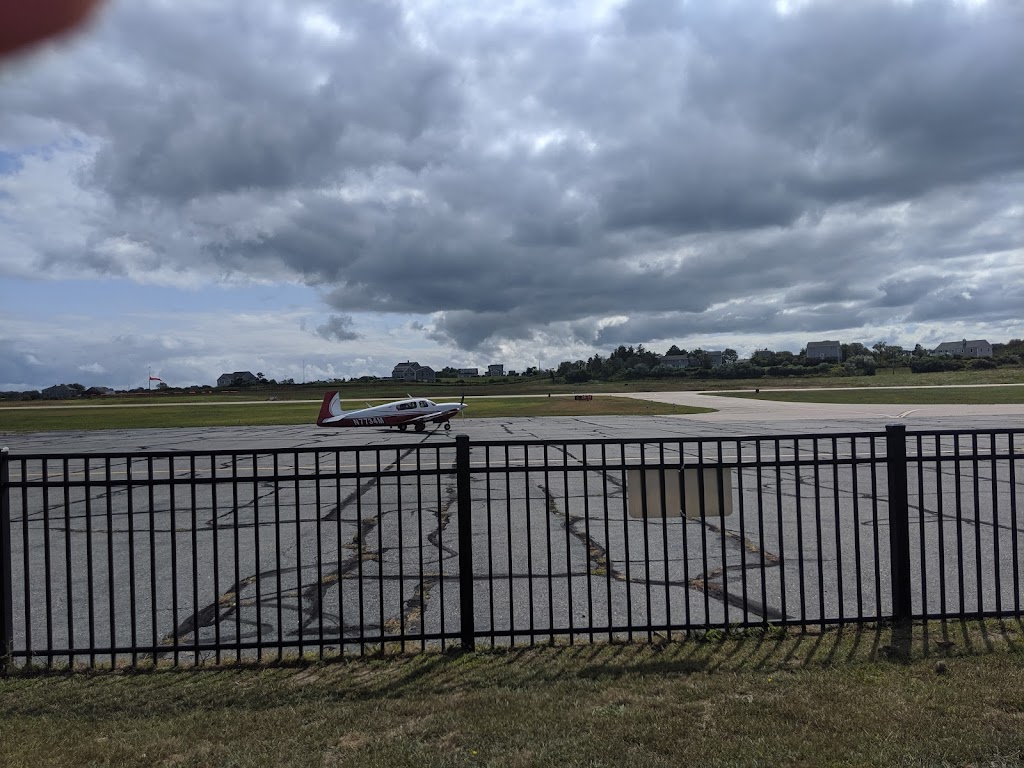 Bethanys Airport Diner | restaurant | 4 Center Rd, New Shoreham, RI 02807, USA | 4014663100 OR +1 401-466-3100