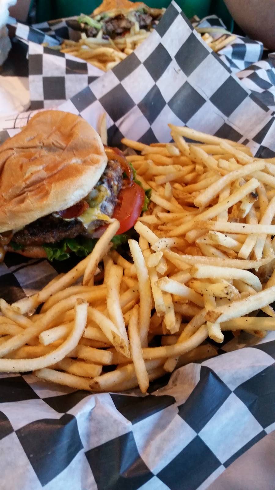 Louies Grill & Bar | restaurant | 301 W Boyd St, Norman, OK 73069, USA | 4053666291 OR +1 405-366-6291