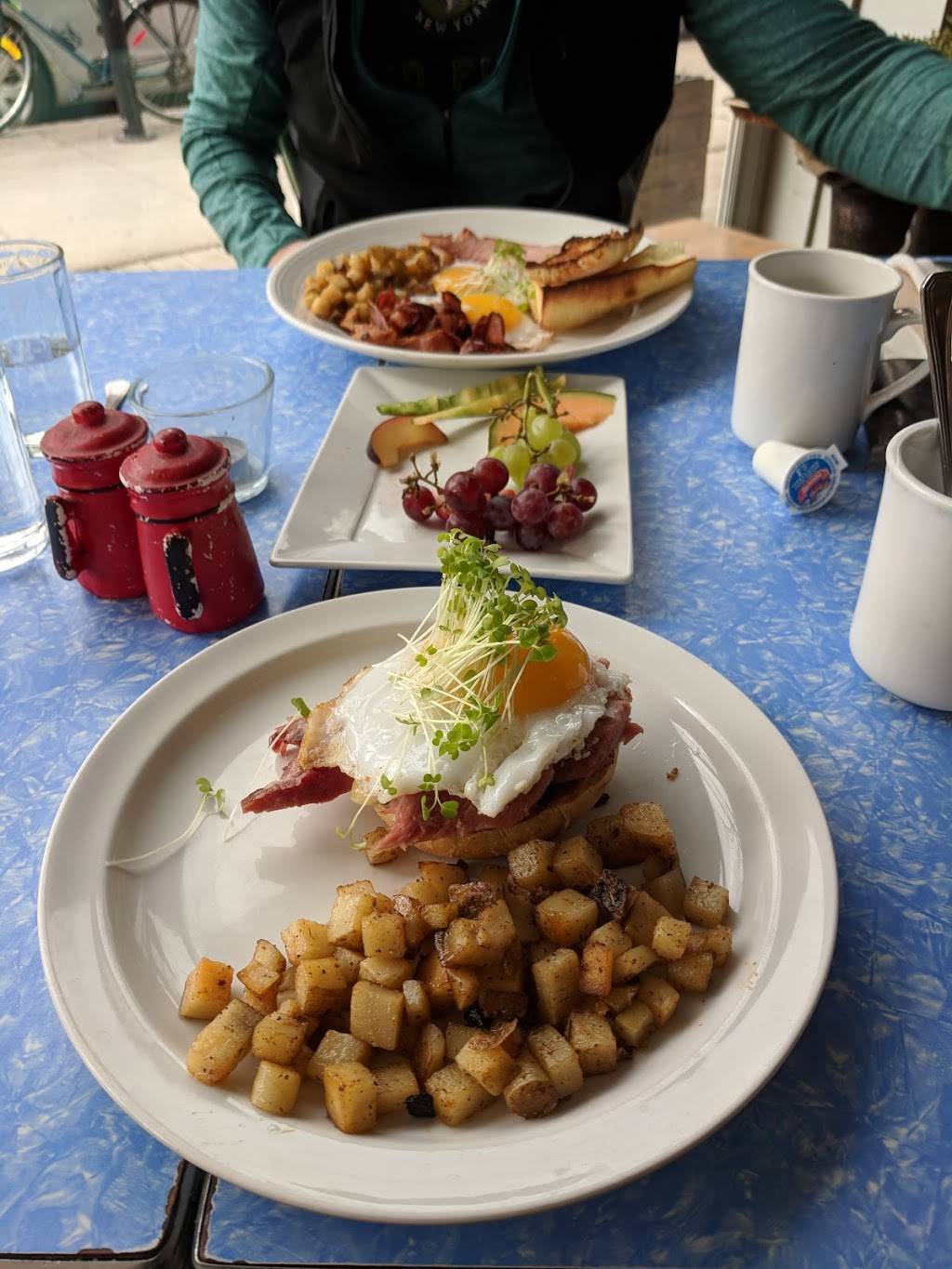 Restaurant Cabotins | restaurant | 4821 Rue Sainte-Catherine E, Montréal, QC H1V 1Z7, Canada | 5142518817 OR +1 514-251-8817