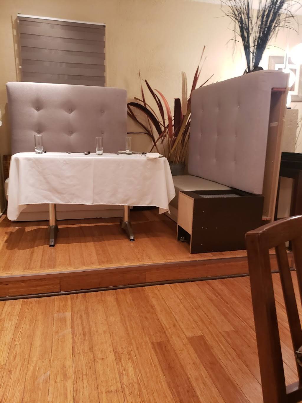 Bistro La Coquille | restaurant | 209 Boulevard des Laurentides, Laval, QC H7G 2T7, Canada | 4509335009 OR +1 450-933-5009