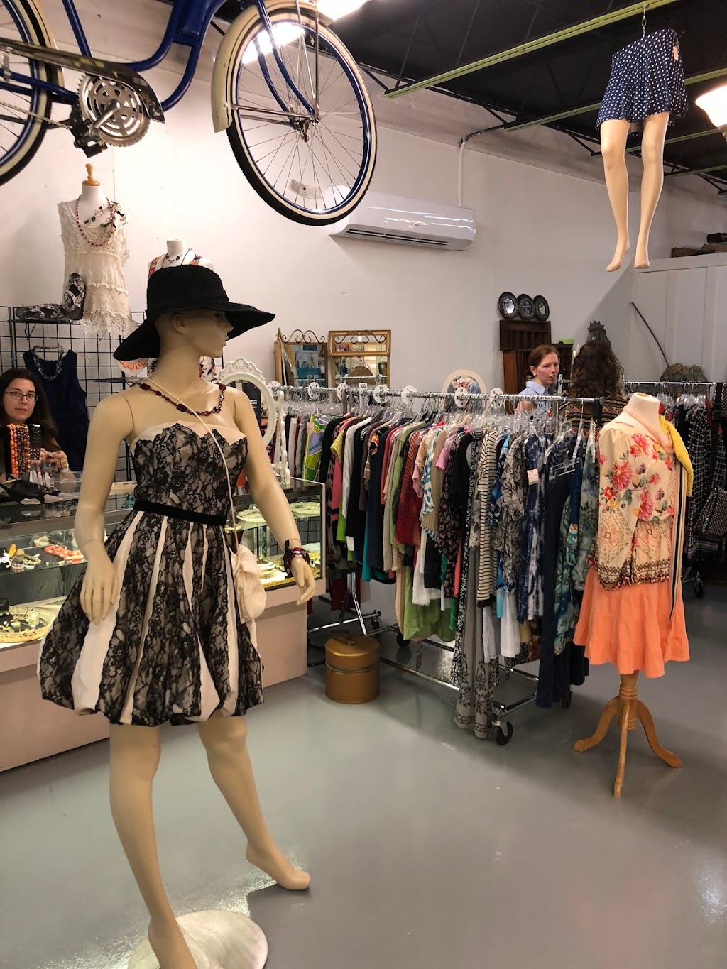 The Bazaar on Apricot & Lime | shopping mall | 821 Apricot Ave, Sarasota, FL 34237, USA | 9414451938 OR +1 941-445-1938