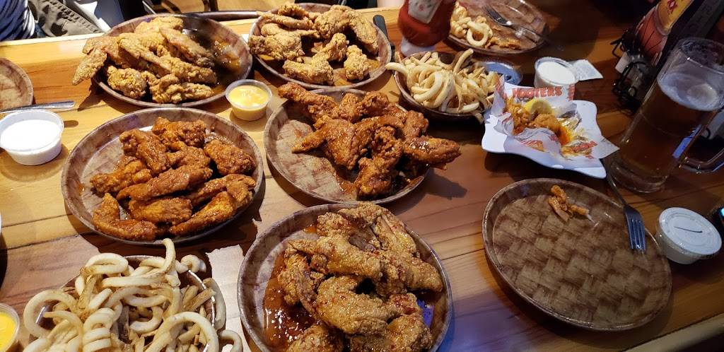 Hooters | meal takeaway | 1303 Butterfield Rd, Downers Grove, IL 60515, USA | 6309604008 OR +1 630-960-4008