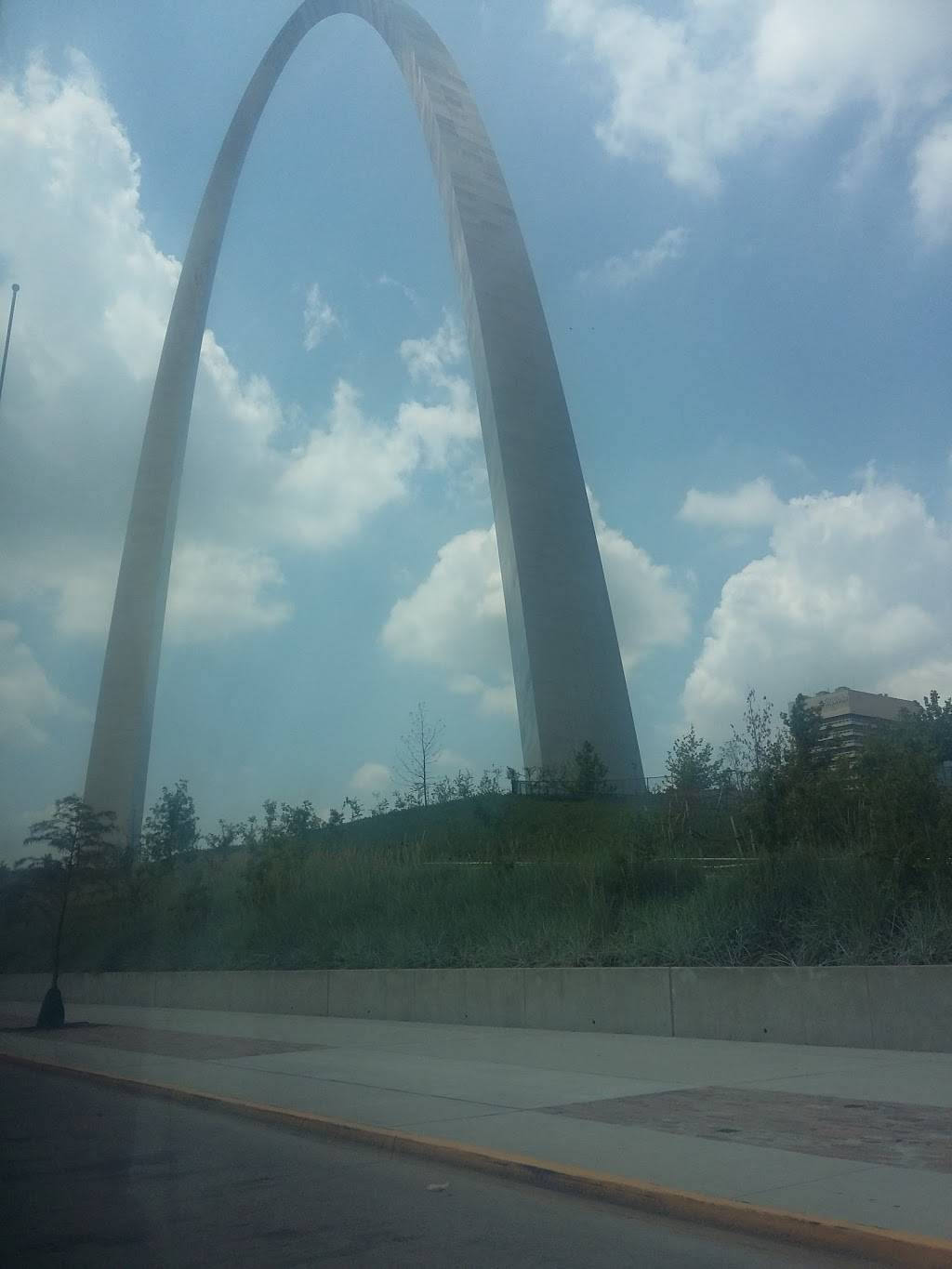 The Red Bar and Grill | restaurant | 416 Beltline Rd, Collinsville, IL 62234, USA | 6182238822 OR +1 618-223-8822