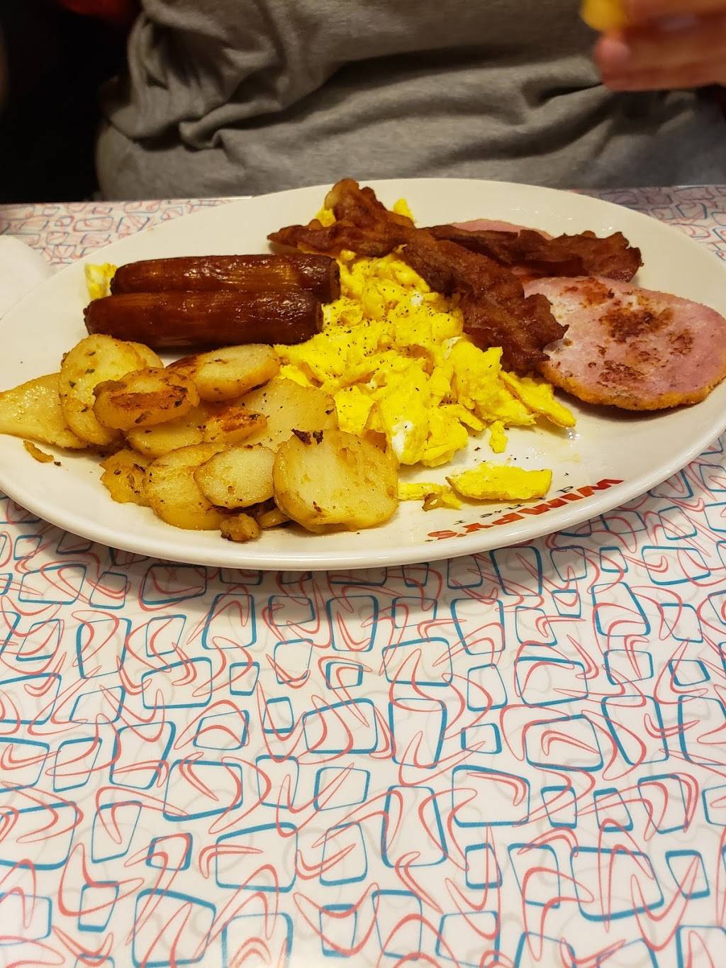 Wimpys Diner Chatham | restaurant | 391 Grand Ave W, Chatham, ON N7L 1C4, Canada | 5193540000 OR +1 519-354-0000