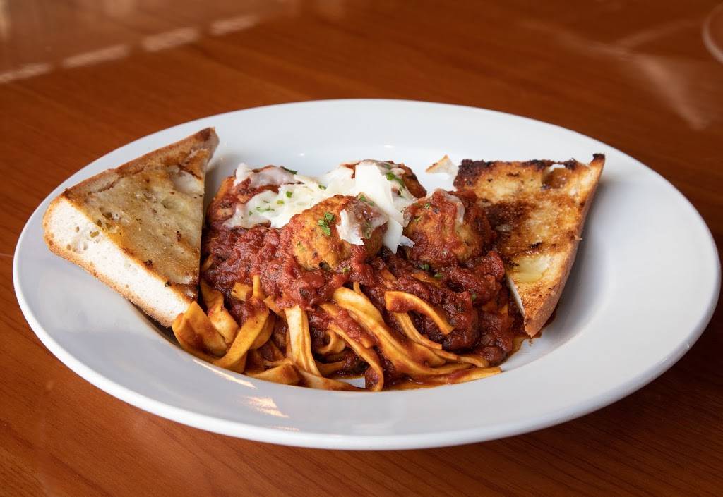 Little Tails Bar & Grill | restaurant | 840 S Waukegan Rd #113, Lake Forest, IL 60045, USA | 8472352908 OR +1 847-235-2908