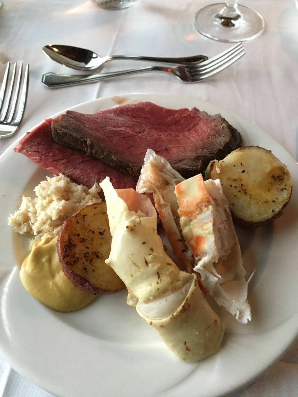 Aux Chantignoles | restaurant | 392 Rue Notre Dame, Montebello, QC J0V 1L0, Canada | 8194236341 OR +1 819-423-6341