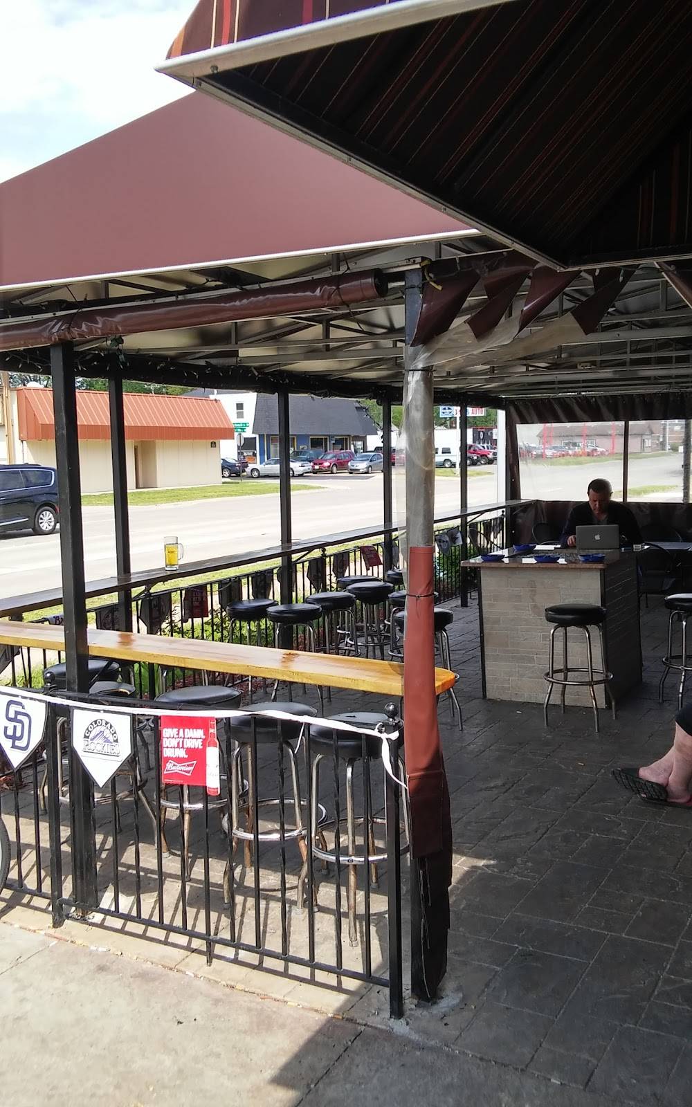 Celinas Bar & Grill | restaurant | 623 W Eleven Mile Rd, Madison Heights, MI 48071, USA | 2484396422 OR +1 248-439-6422