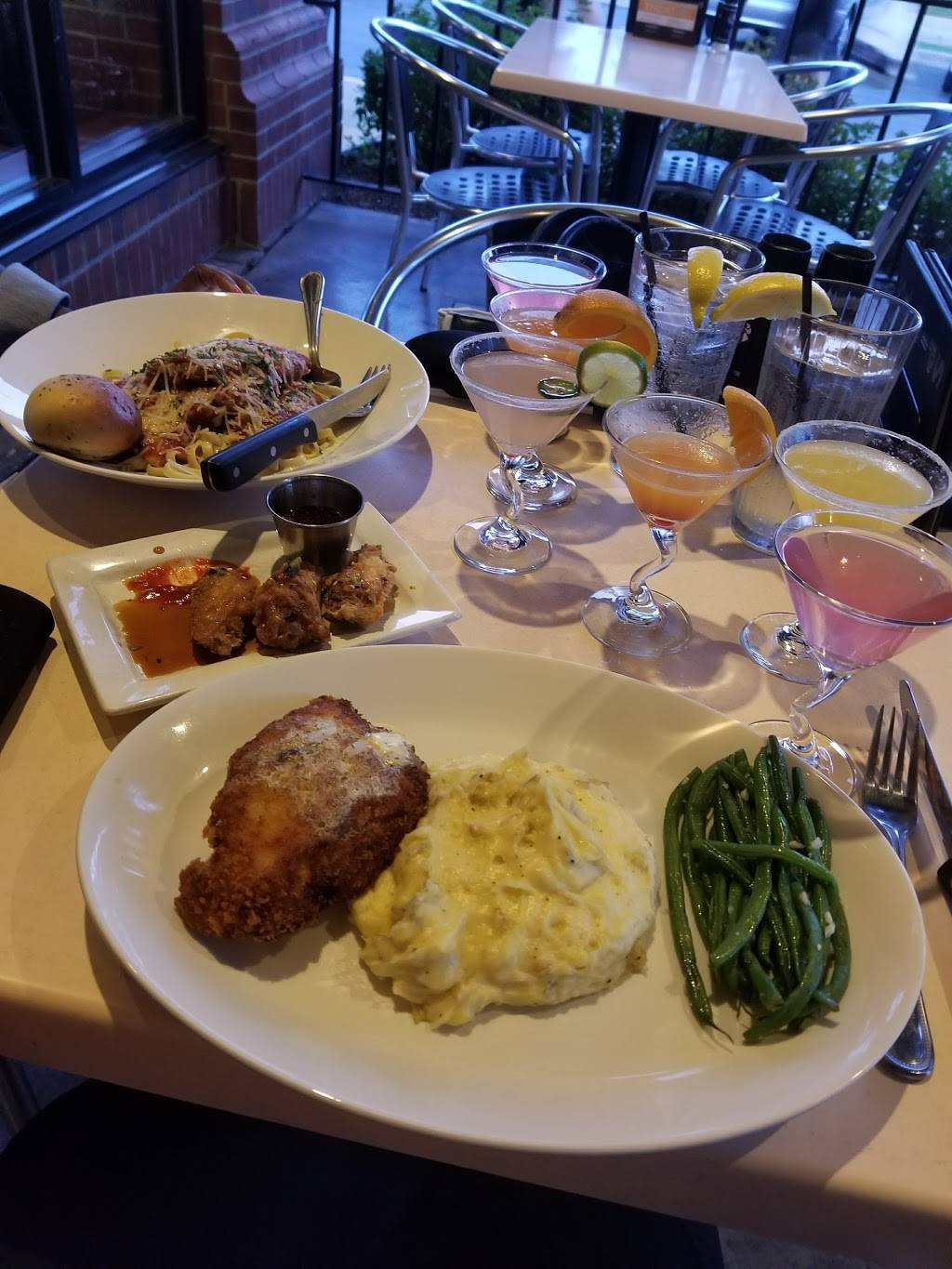 Houlihans | restaurant | 321 Rice Lake Square, Wheaton, IL 60187, USA | 6306905550 OR +1 630-690-5550