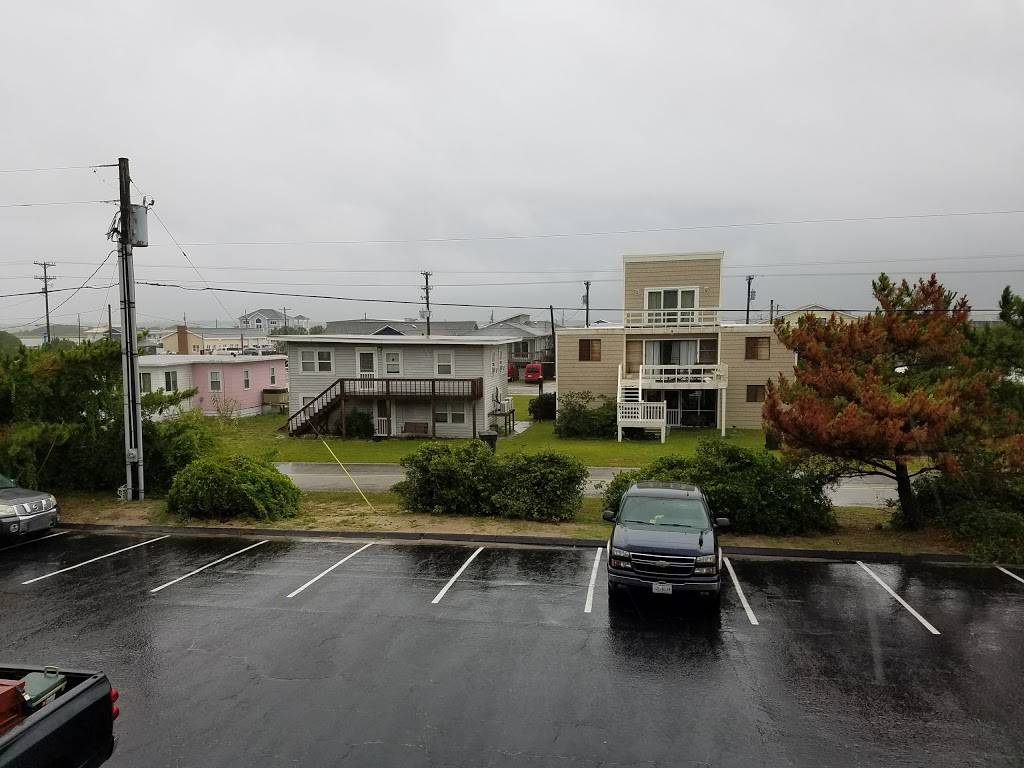 Jolly Roger Inn & Pier | restaurant | 803 Ocean Blvd, Topsail Beach, NC 28445, USA | 9103284616 OR +1 910-328-4616