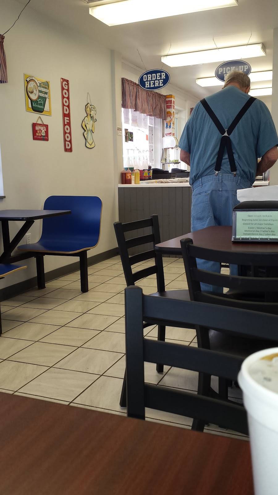 Village Drive-In | restaurant | 212 S Washington St, Bunker Hill, IL 62014, USA | 6185853113 OR +1 618-585-3113