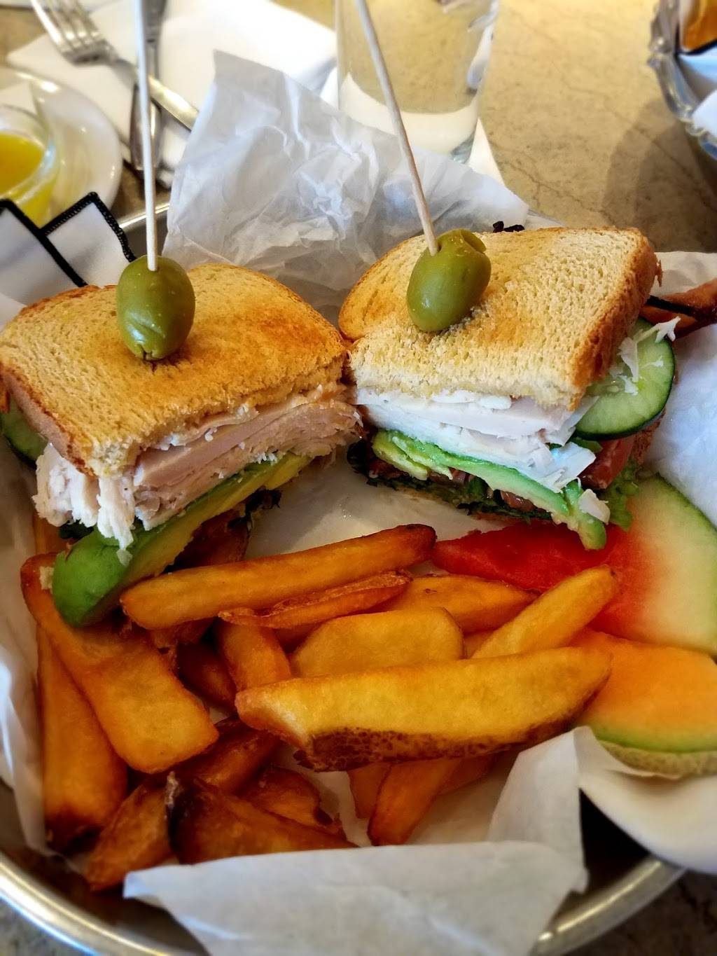 Elsas On the Park | restaurant | 833 N Jefferson St, Milwaukee, WI 53202, USA | 4147650615 OR +1 414-765-0615