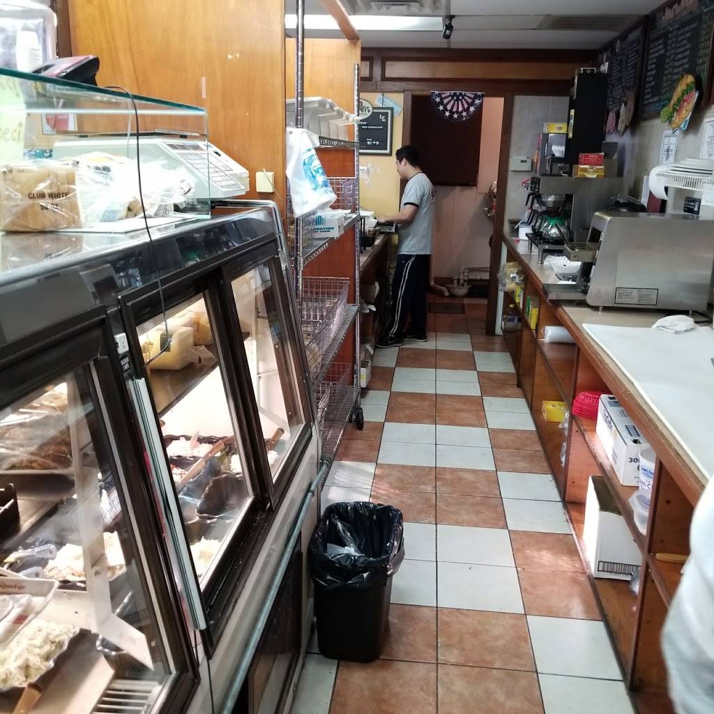 Hometown Cafe & Grill | restaurant | 130 W Shore Ave, Dumont, NJ 07628, USA | 2013742130 OR +1 201-374-2130