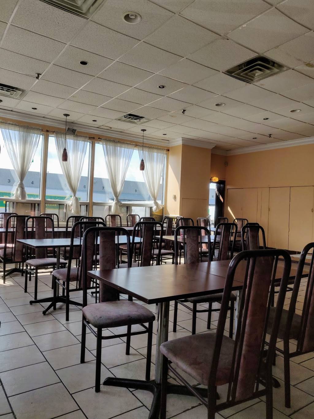 Royal Resto Bar | restaurant | 5473 Avenue Royalmount, Mont-Royal, QC H4P 1J3, Canada | 5142461769 OR +1 514-246-1769