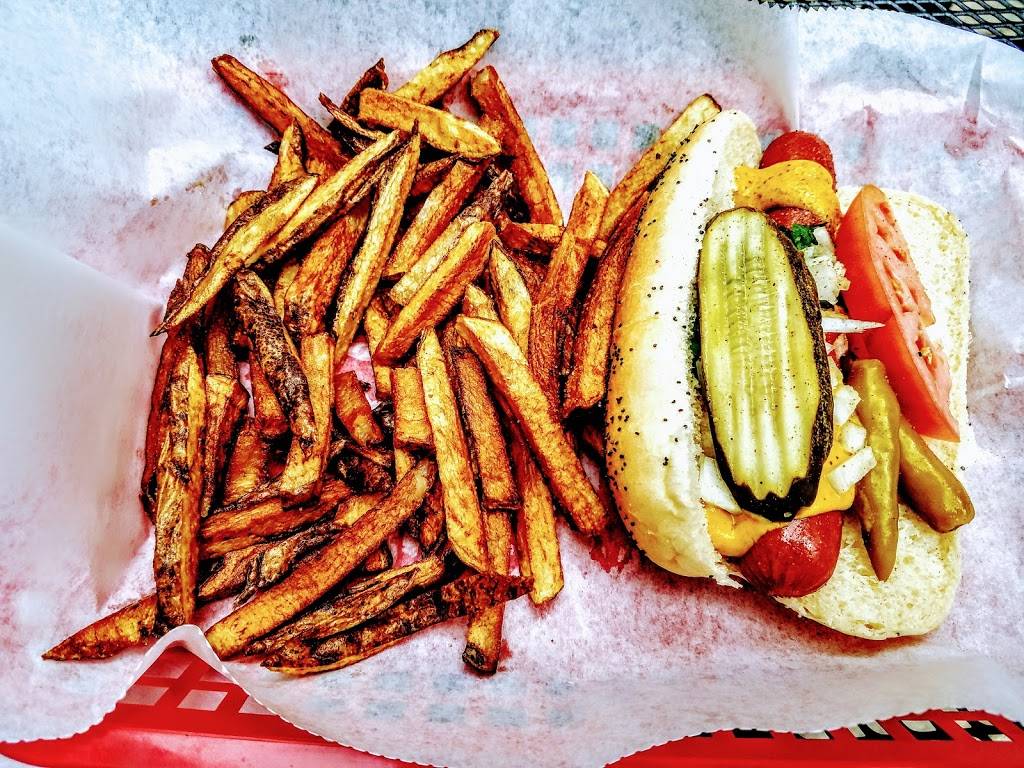 Downtown Dogs | meal takeaway | 804 N Rush St, Chicago, IL 60611, USA | 3129515141 OR +1 312-951-5141