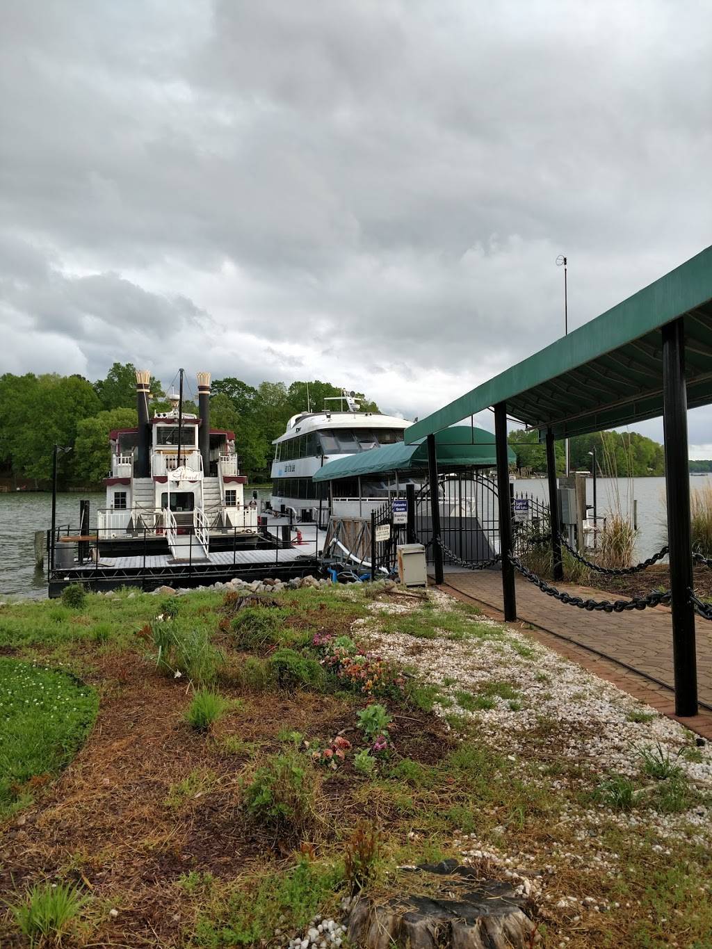 Catawba Queen | restaurant | 1459 River Hwy, Mooresville, NC 28117, USA | 7046632628 OR +1 704-663-2628