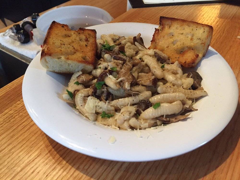 Camelot Cellars Winery | restaurant | 901 Oak St, Columbus, OH 43205, USA | 6144418860 OR +1 614-441-8860